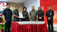 rekomendasi-dprd-bupati-minahasa-utara-joune-ganda-didamping-wakil-bupati-kevin-lotulung-saat-menerima-rekomendasi-dprd-saat-rapat-paripurna-lkpj-bupati-minahasa-utara-tahun-anggaran-2025-Fn1B3